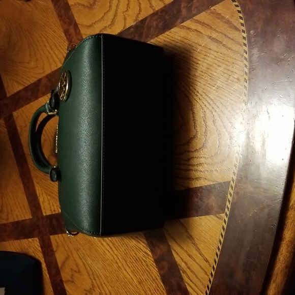 Michael kors small hand bag. Green with gold hardware - Picture 10 of 12